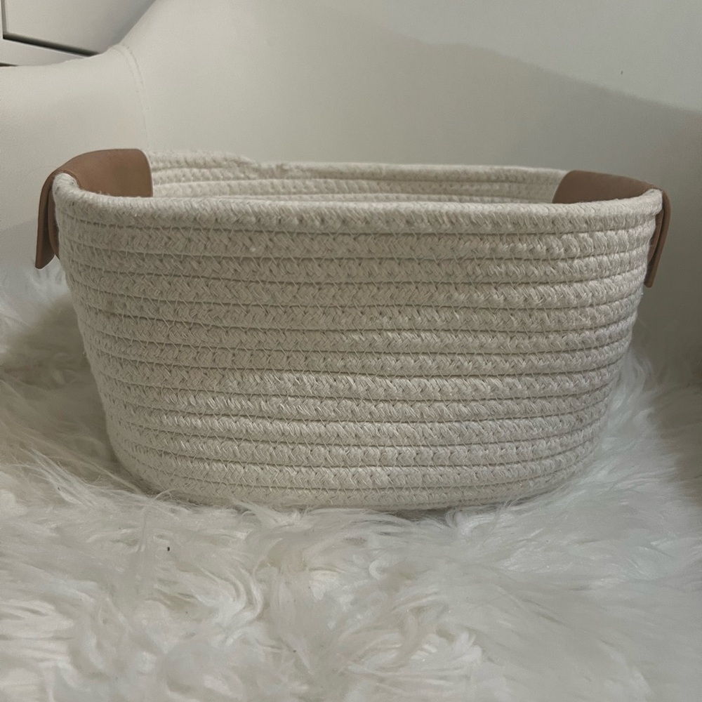 Cream woven basket! Good condition!